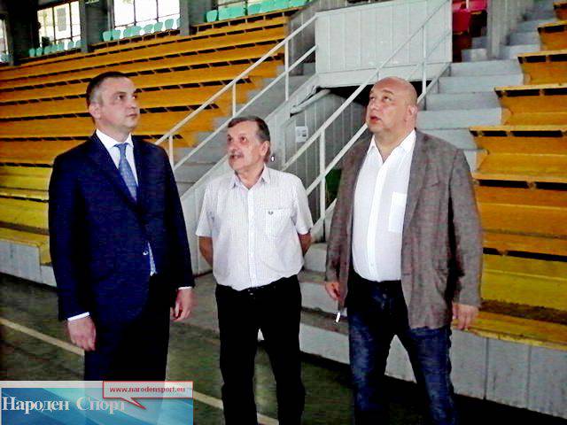 Министърът на спорта обеща пълна реконструкция на зала „Владислав”