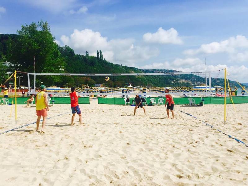 Гости от Германия превърнаха плажа на Албена в най-голямата арена за плажен волейбол